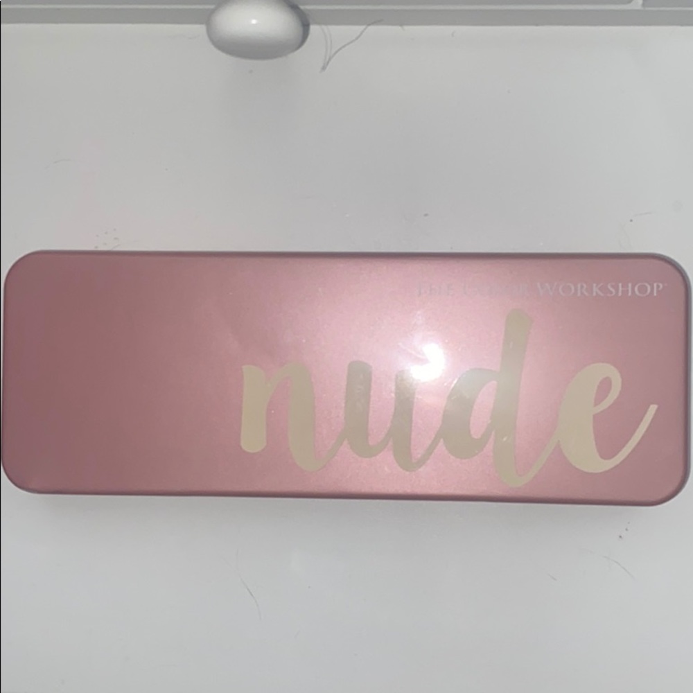 Nude makeup palet. 12 colors + two mini brushes!